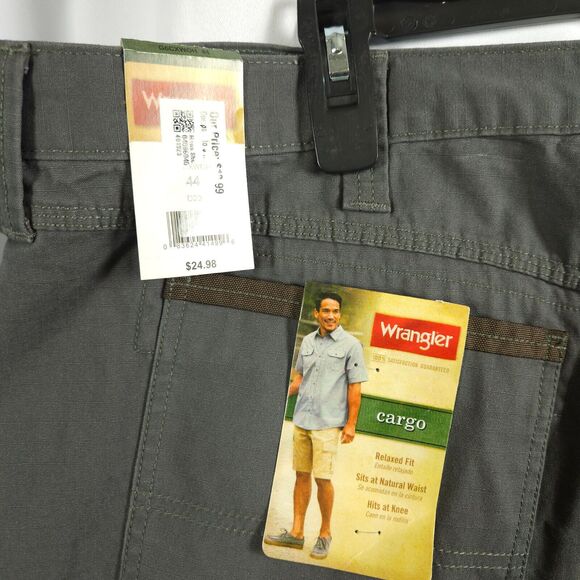 NWT Wrangler Men's 44 Gray Cargo Carpenter Relaxed Fit Knee Length Shorts - Picture 3 of 7